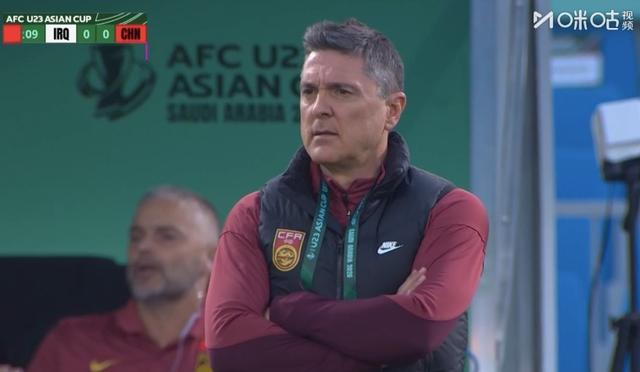 开云中国-记者评安东尼奥：打冲吊消耗了前锋体能，对手示弱却不应变