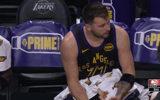 开云入口-东契奇连续3个失误后被换下 将毛巾一扔坐到板凳席末端