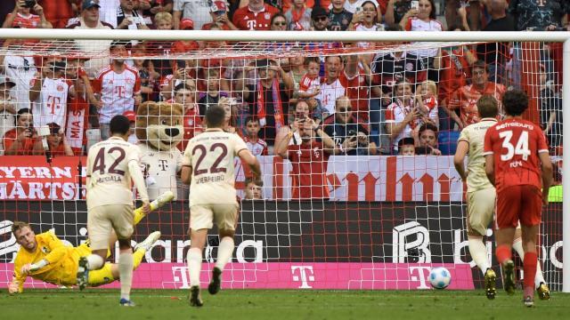 开云入口-穆勒的“纪录秀”和孔帕尼的“整活秀”，被裁判抢了戏