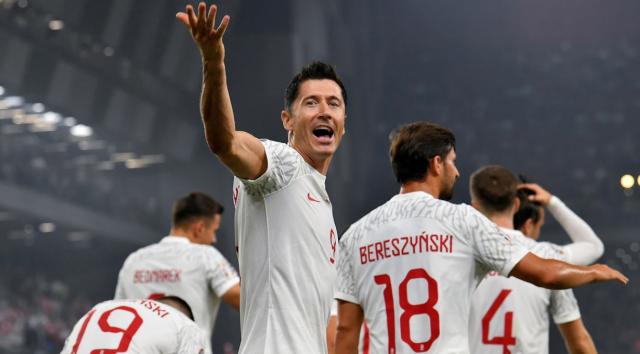 开云官网-2胜3负 莱万波兰悬了 费尔南多·桑托斯却不辞职！