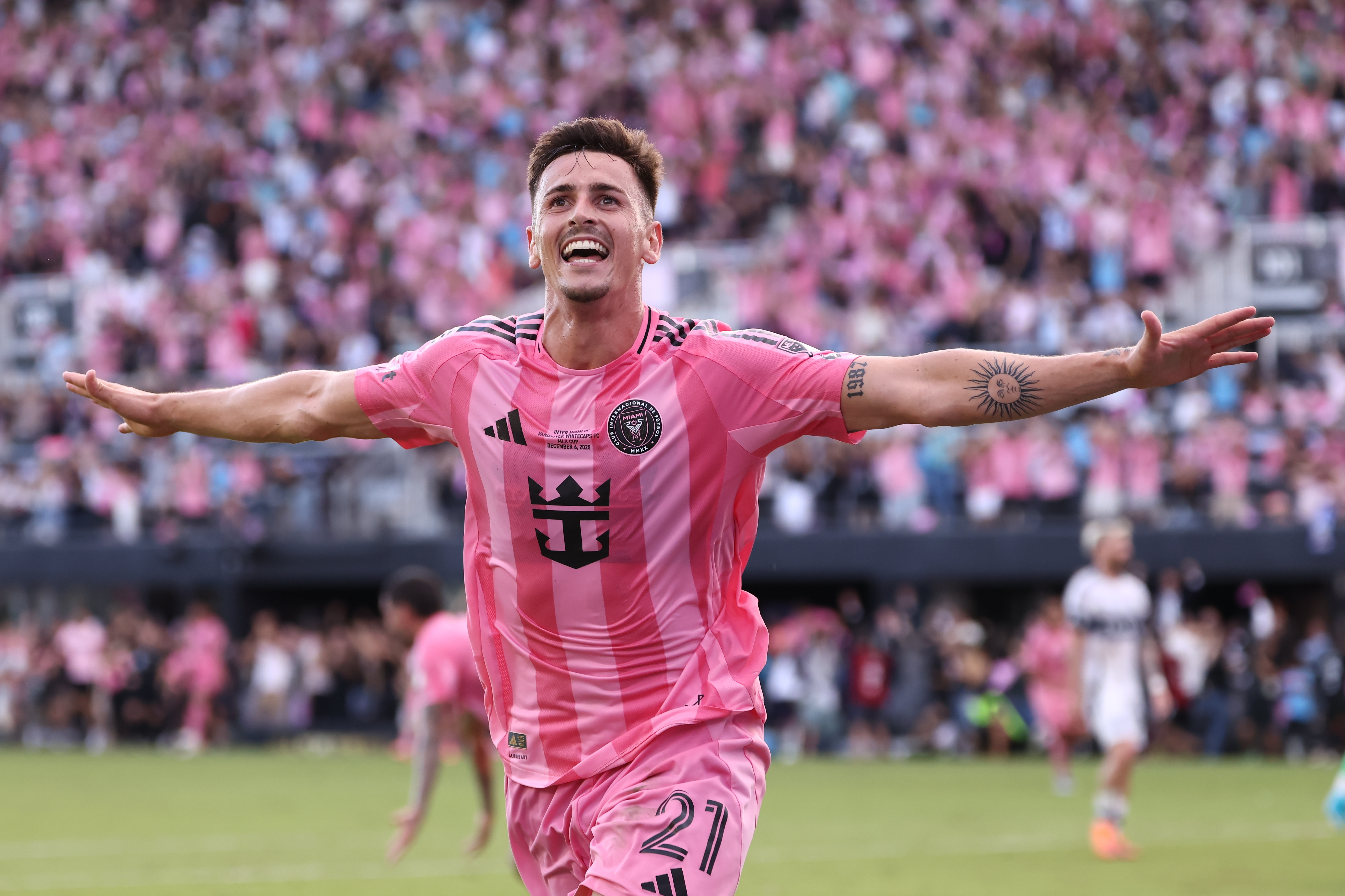 开云中国-记者：阿连德在国外办签证没参加训练，可能错过首场季前赛