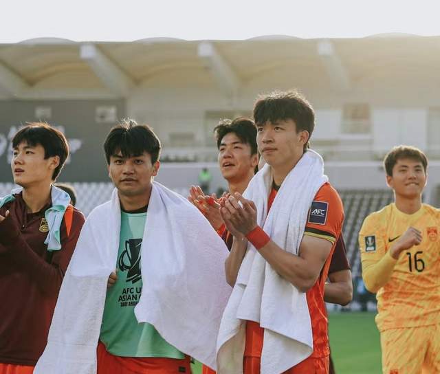 开云中国-亚洲杯国足暖心一幕！王钰栋庆祝时，队友毛伟杰跑过去将球衣捡起