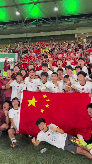 开云中国-亚洲杯国足暖心一幕！王钰栋庆祝时，队友毛伟杰跑过去将球衣捡起