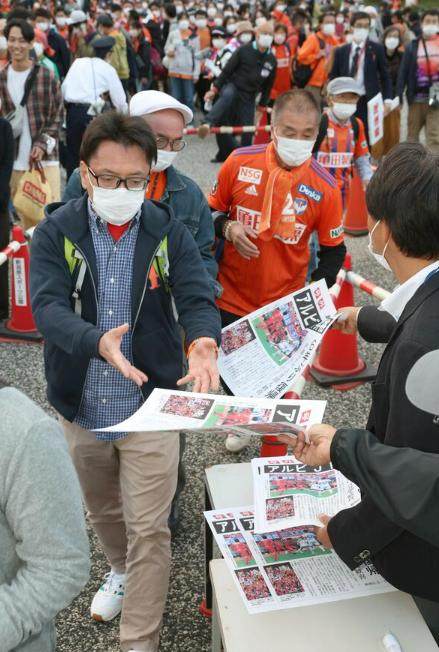 日本的读报氛围:球队升级成功 全城传阅纪念特刊