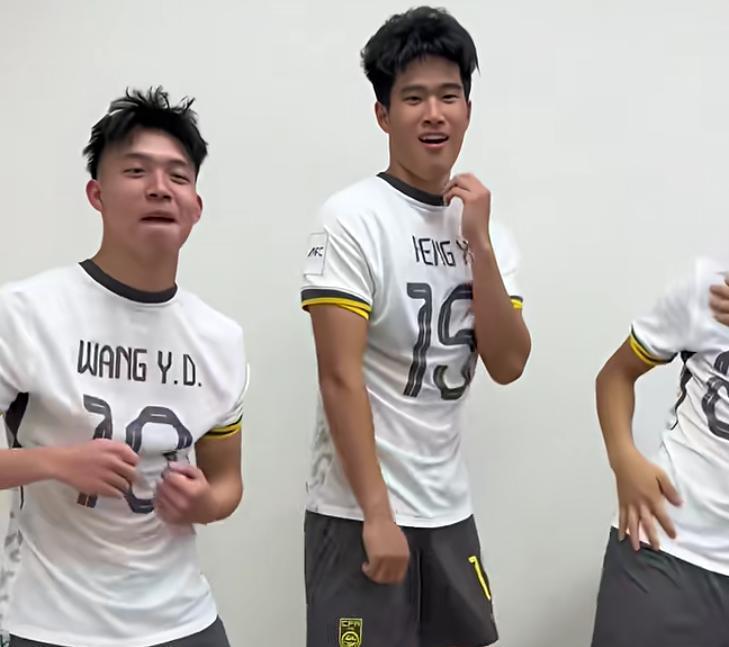 开云入口-U23国足更衣室疯狂！全员舞姿曼妙，主帅上桌怒吼，对手强忍泪水