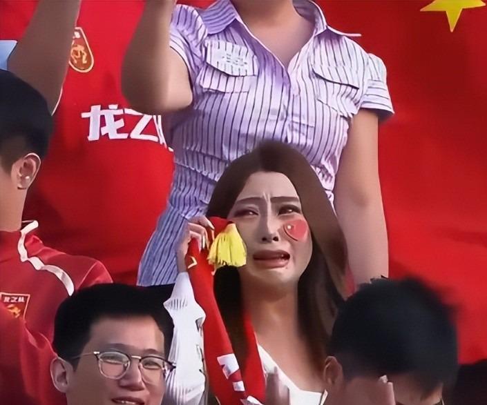 开云入口-U23国足更衣室疯狂！全员舞姿曼妙，主帅上桌怒吼，对手强忍泪水