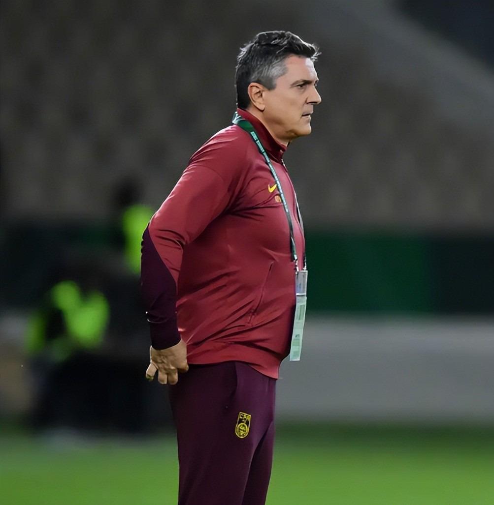 开云入口-U23国足更衣室疯狂！全员舞姿曼妙，主帅上桌怒吼，对手强忍泪水