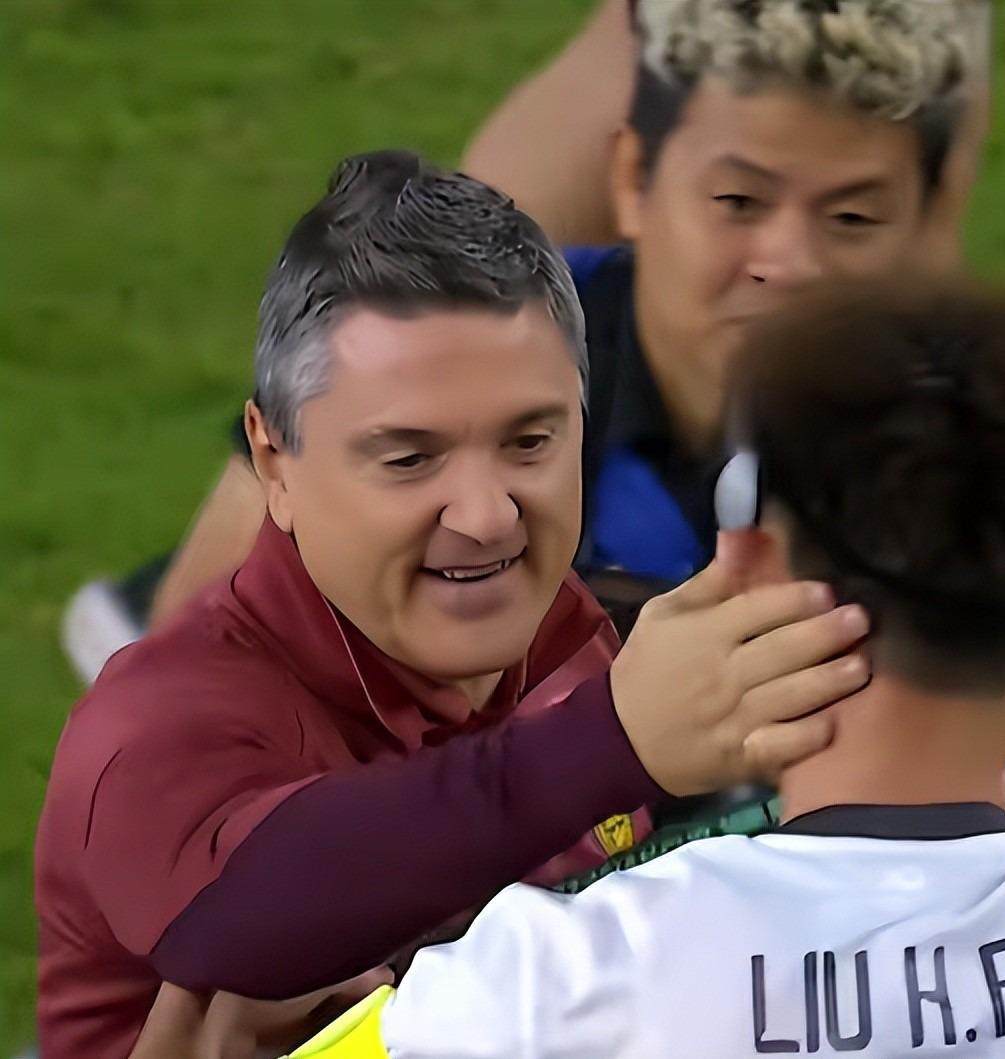 开云入口-U23国足更衣室疯狂！全员舞姿曼妙，主帅上桌怒吼，对手强忍泪水