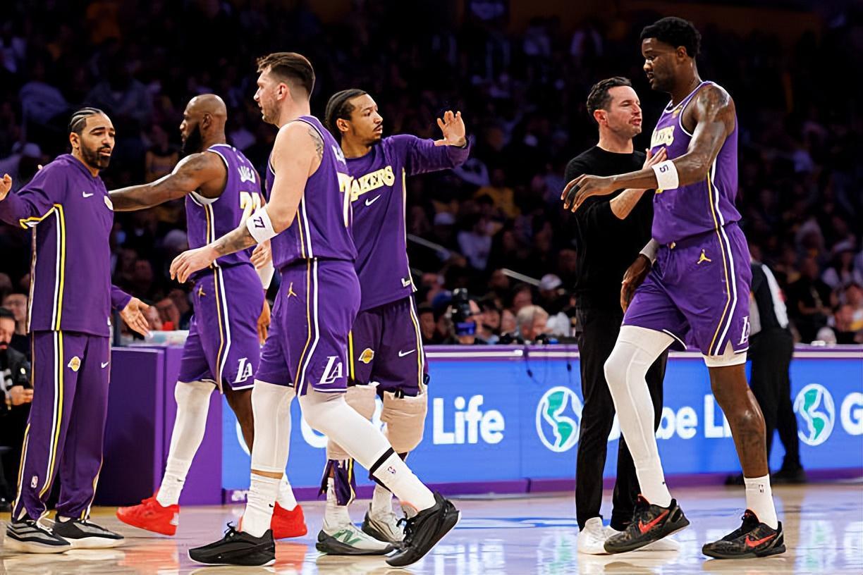 开云登录-自暴自弃了？球权达不到预期后湖人先发中锋就不想好好打球吗？