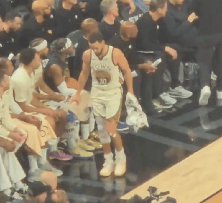 开云平台-勇士官宣：库里右膝酸痛提前退赛 队记曝过去一周一直不适