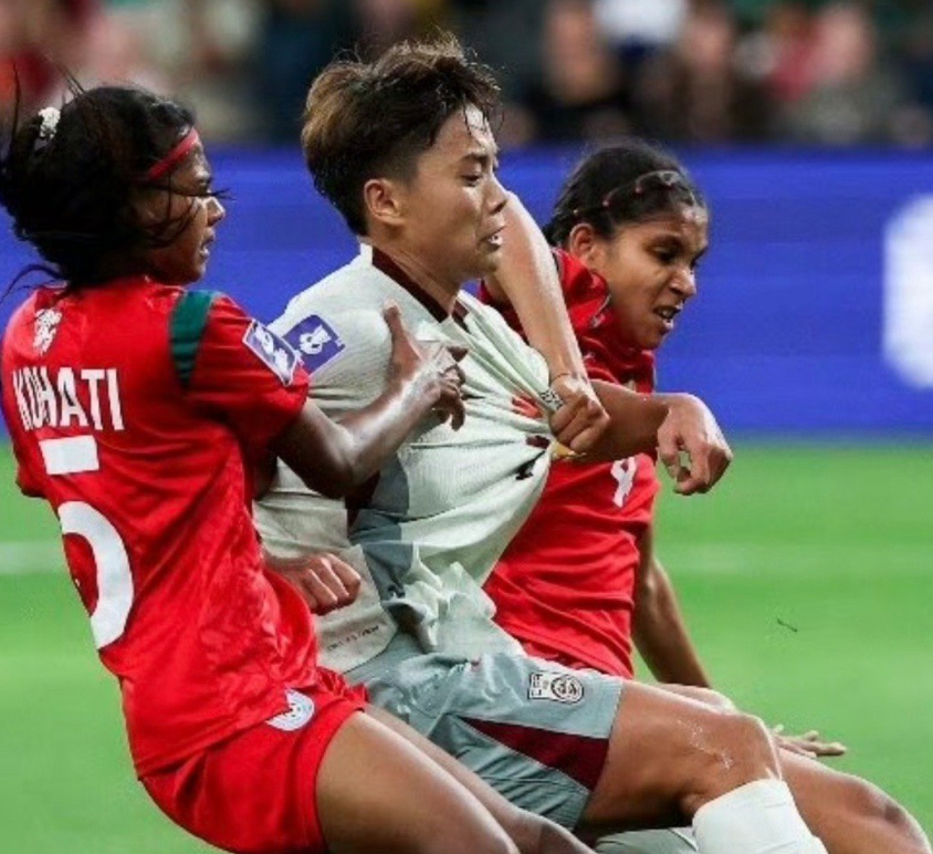 开云登录-亚足联尴尬！王霜进球被吹细节曝光，主裁判太业余