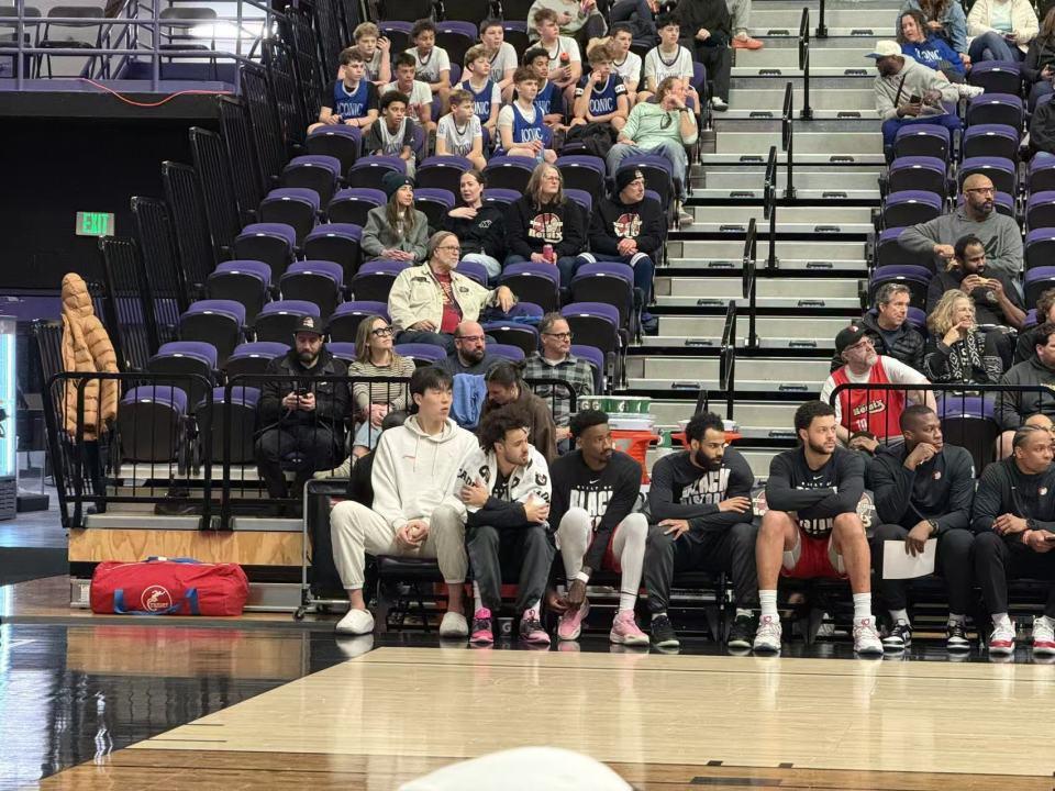 开云平台-健康第一！杨瀚森因背部拉伤缺战G联赛：穿便装场边观战