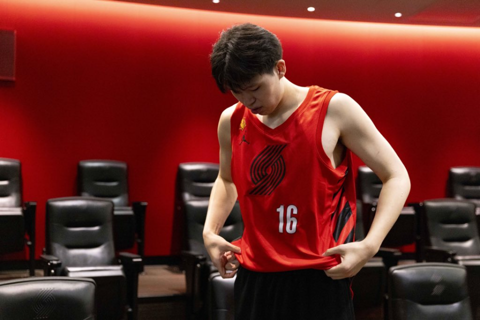 开云平台-健康第一！杨瀚森因背部拉伤缺战G联赛：穿便装场边观战