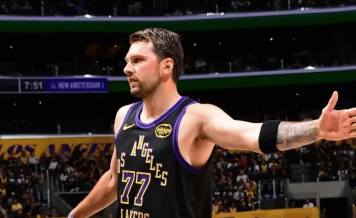 开云中国-胜骑士发布会！雷迪克爆赞东詹，解析三月15胜2负，展望下场雷霆|詹姆斯|俄克拉荷马雷霆队|克利夫兰骑士队|JJ-雷迪克|卢卡-东契奇_新浪体育_新浪新闻